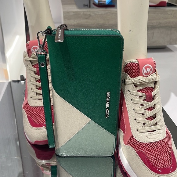 MICHAEL KORS LARGE TRAVEL CONTINENTAL WRISTLET WALLET PHONEHOLDER Palmetto Green - Picture 2 of 16